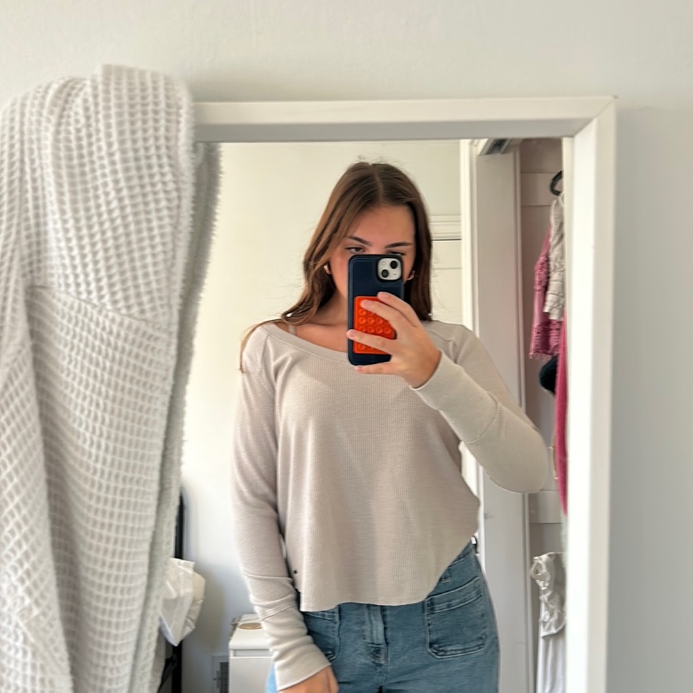 HOLSTER BAGGY LONG-SLEEVE TOP/SWEATER- PRICE IS NEGOTIABLE!!